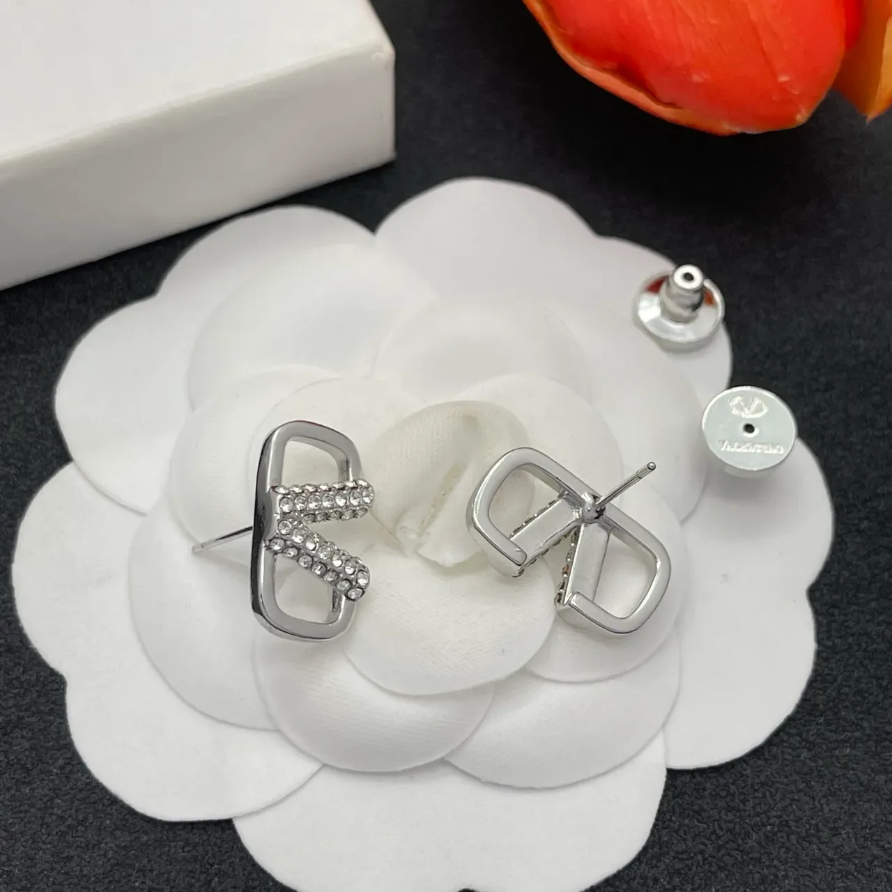 Crystal-Embellished V-Motif Stud Earrings 4