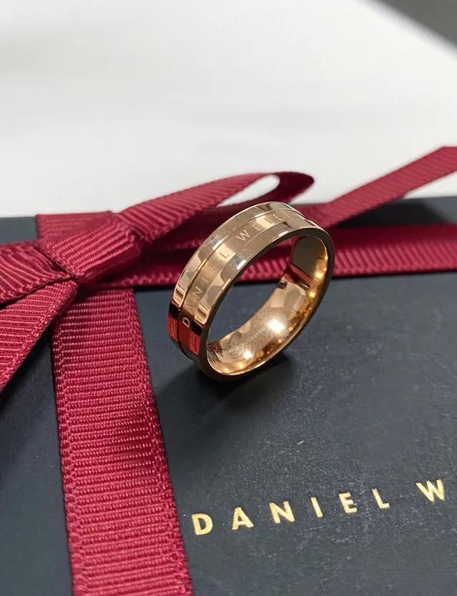 Daniel Wellington Engraved Rose Gold Minimalist Ring 4