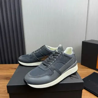 Sneaker lifestyle de ante y malla gris oscuro
