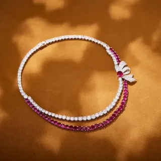 Collar con doble fila de rubíes y diamantes con cierre de lazo