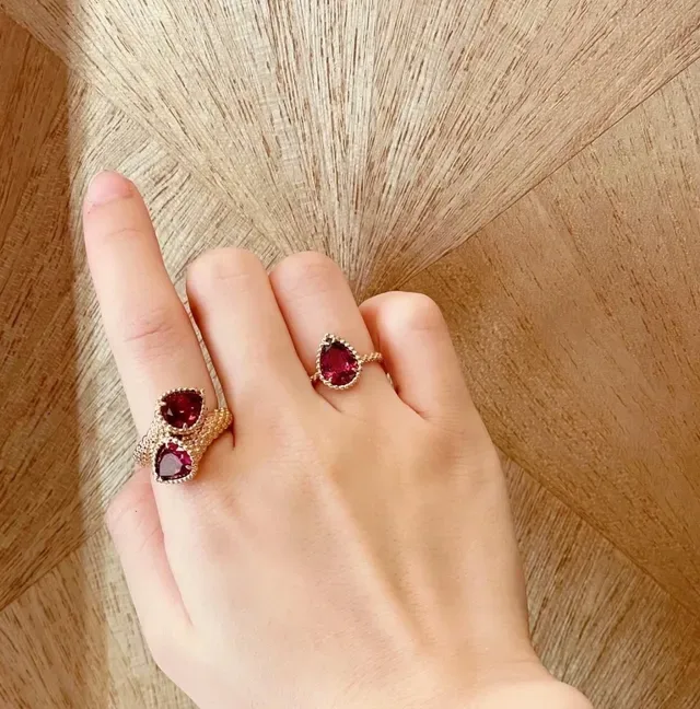 Dual Heart-Cut Red Gemstone Textured Gold-Tone Ring 8