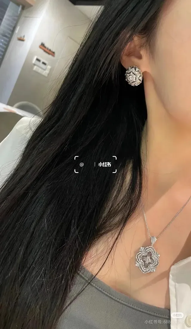 Floral Quatrefoil Pavé Pendant Necklace 8