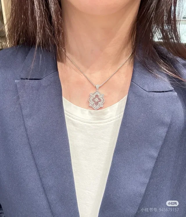 Floral Quatrefoil Pavé Pendant Necklace 9