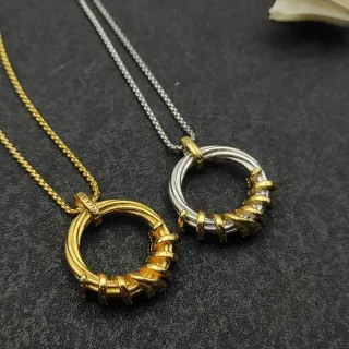 Colliers en or et argent avec double anneau et fil torsadé