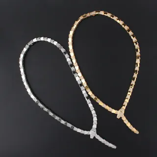 Colares em tom dourado e prateado com pavé e fecho Y articulado