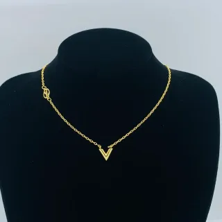 سلسلة ذهبية مع قلادة على شكل V