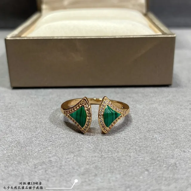 Gold Green Fan-Shaped Pendant Necklace 2