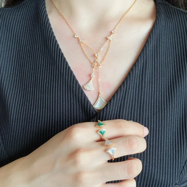 Gold Green Fan-Shaped Pendant Necklace 7