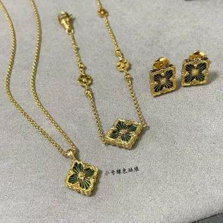 Collier en métal émaillé avec motif floral de quatre feuilles en or et vert