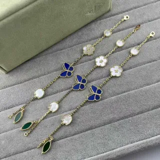Pulsera de cadena dorada multicolor con encantos florales de cuatro hojas