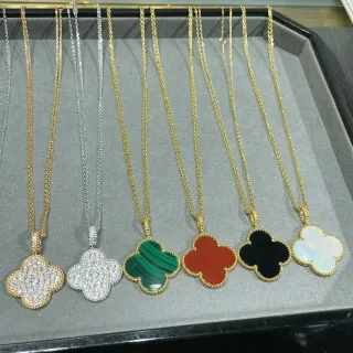 Colar com pendentif de trevo dourado multicolor pavé-set de cristais
