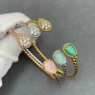Anillo dorado rosa con cabochon en forma de lágrima y banda de cuerda retorcida