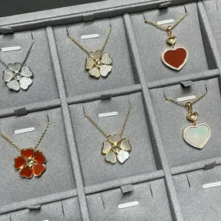 Colar com pingentes em forma de flor dourados e vermelhos