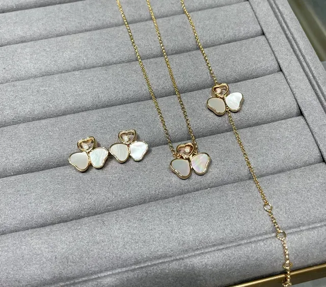 Gold Red Flower-Shaped Pendants Necklace 2