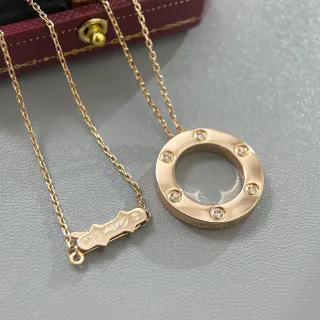 Collier avec pendentif circulaire à cadre ouvert en or et argent, six pierres claires engastées en bezel