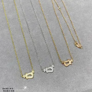 Collier en or et argent avec pendentif en forme de lyre, pierres Pavé-Set