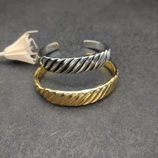 Brazalete de muñeca abierto con textura de cuerda trenzada en oro y plata