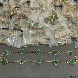 Pulseira de elos de trébol em tom dourado com pedra de malaquita