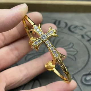 Pulsera Bangle Abierta con Motivo de Cruz en tono dorado Pave-Set