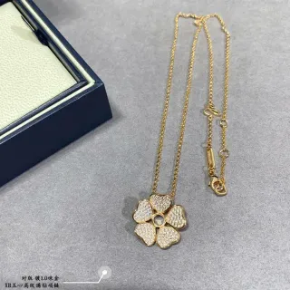 Collar de flor de corazón de cinco pétalos pavé en tono dorado