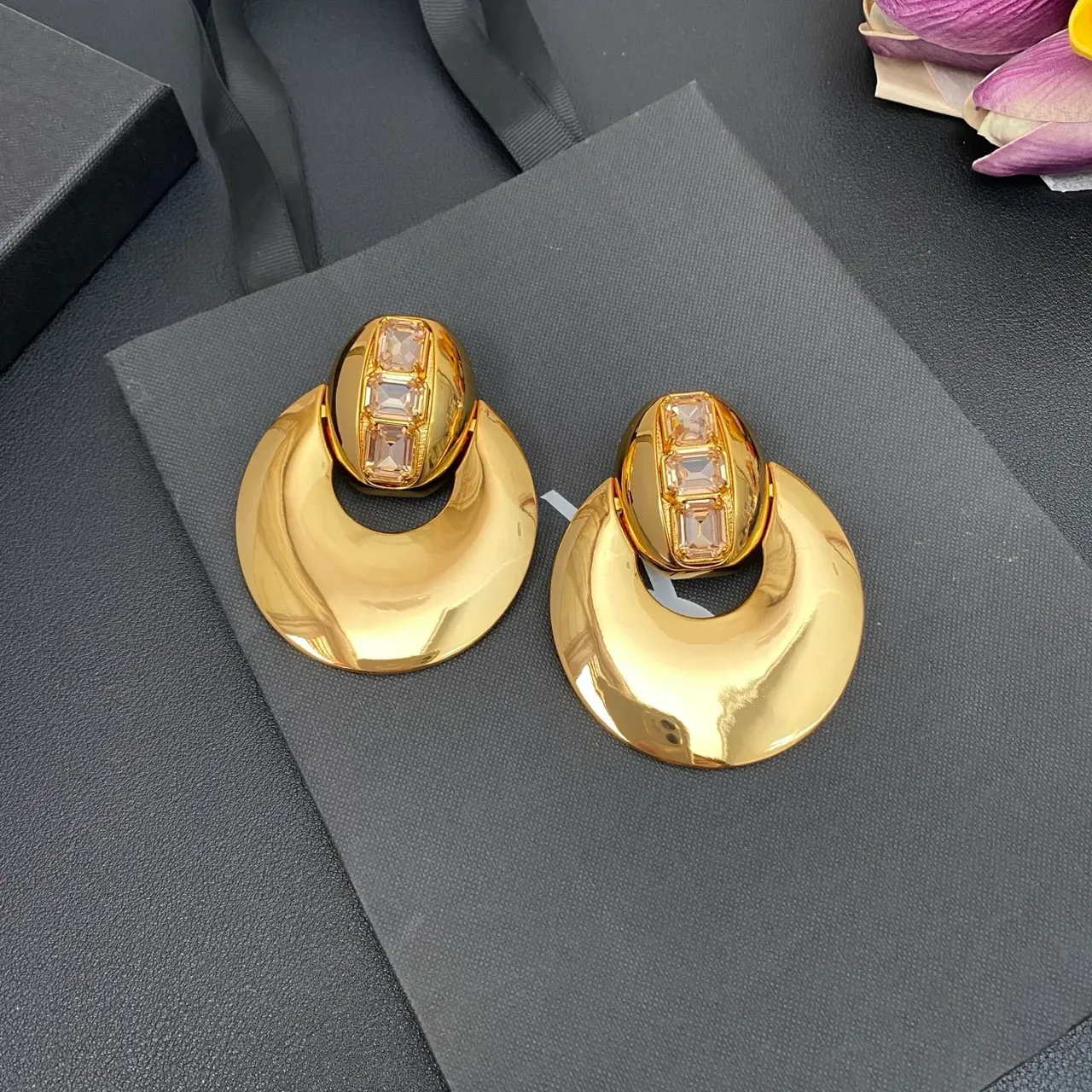 Créoles dorées géométriques à pierres facettées sculpturales 5