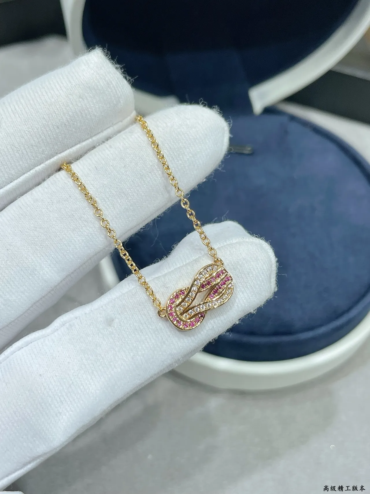 Colar Nudo Infinity Pavé com Pedras Rosa e Transparente em Tons Dourados 3