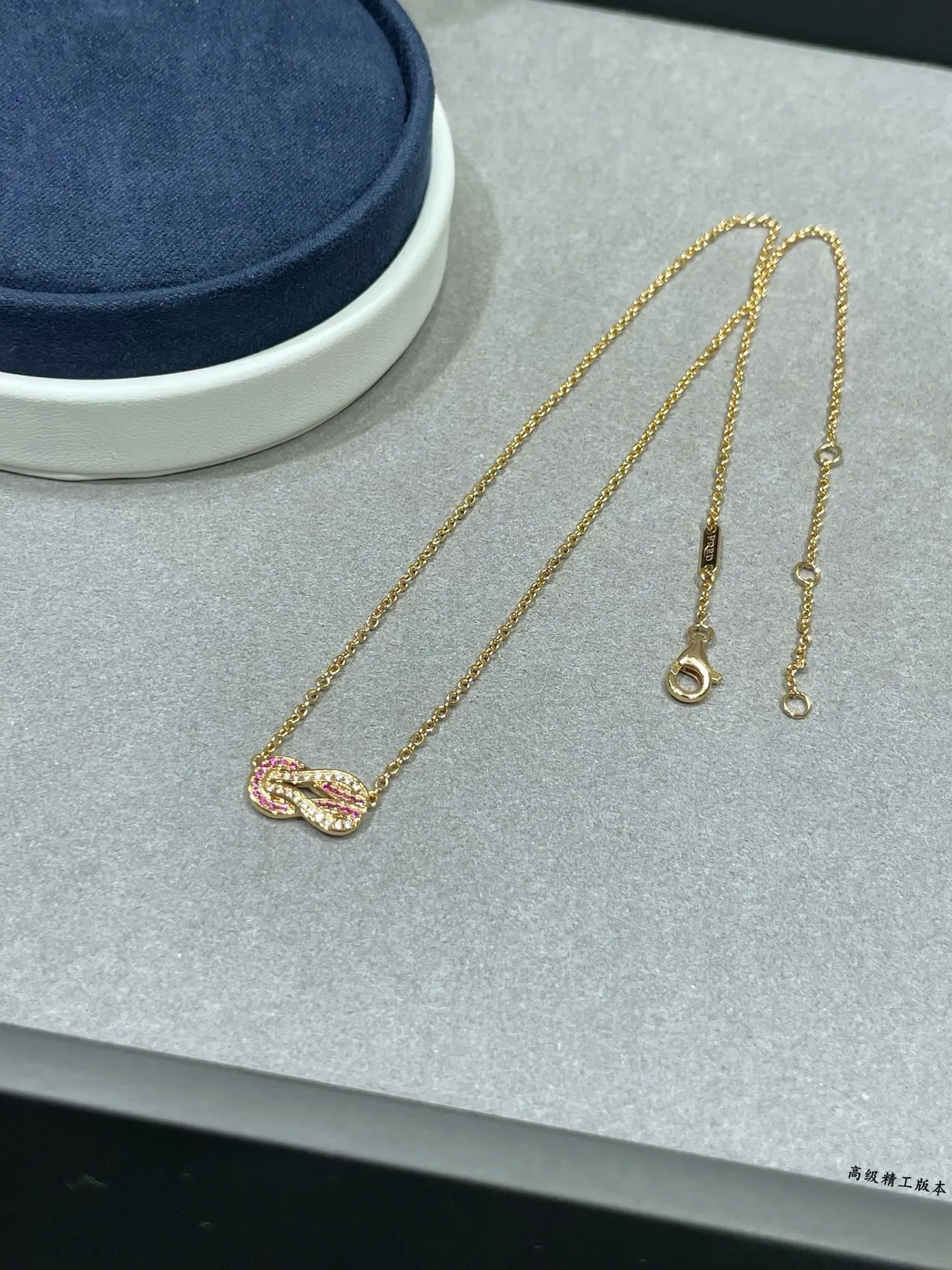 Colar Nudo Infinity Pavé com Pedras Rosa e Transparente em Tons Dourados 4
