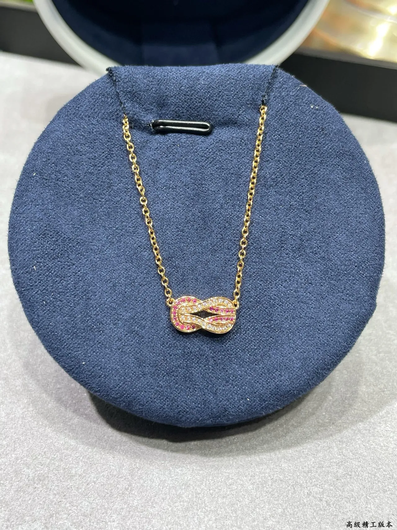 Colar Nudo Infinity Pavé com Pedras Rosa e Transparente em Tons Dourados 7