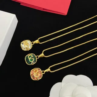金色调单字母水晶吊坠项链