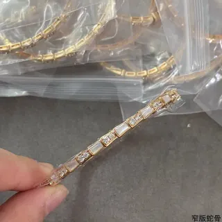 Pulsera segmentada de madreperla y cristal con tono dorado