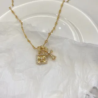 金色 Pavé 方形锁和十字魅力项链