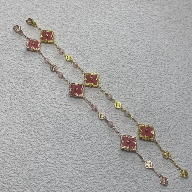 Bracelet Charm avec Émail Floral Rose et Pierres en Or 2