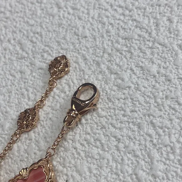 Bracelet Charm avec Émail Floral Rose et Pierres en Or 3