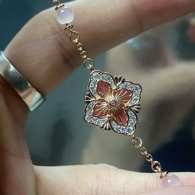 Bracelet Charm avec Émail Floral Rose et Pierres en Or 4