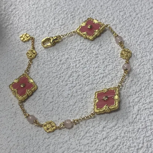 Bracelet Charm avec Émail Floral Rose et Pierres en Or 6