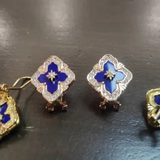 Brincos de esmalte dourado a quatro folhas e pedras pavé