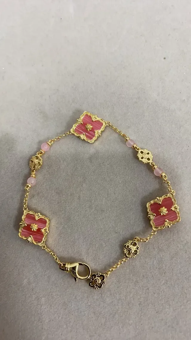Bracelet chaîne en ton doré avec motif floral à quatre feuilles et émail rose 2