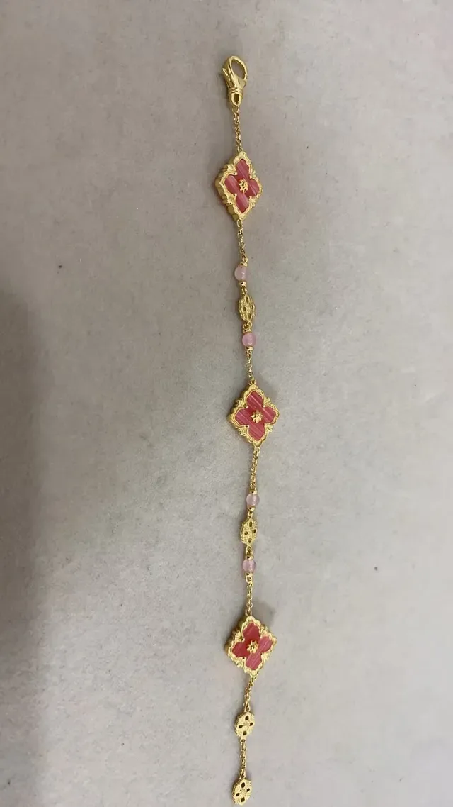Bracelet chaîne en ton doré avec motif floral à quatre feuilles et émail rose 3