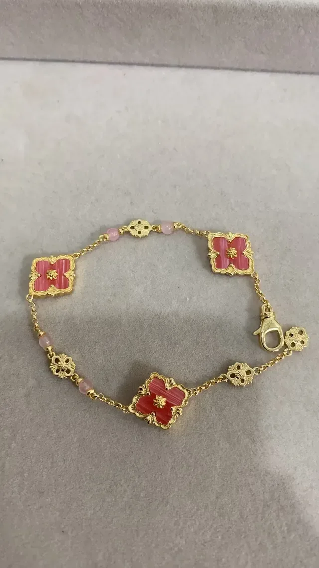 Bracelet chaîne en ton doré avec motif floral à quatre feuilles et émail rose 4