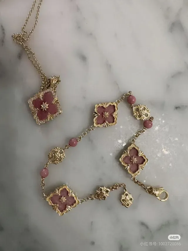 Bracelet chaîne en ton doré avec motif floral à quatre feuilles et émail rose 5