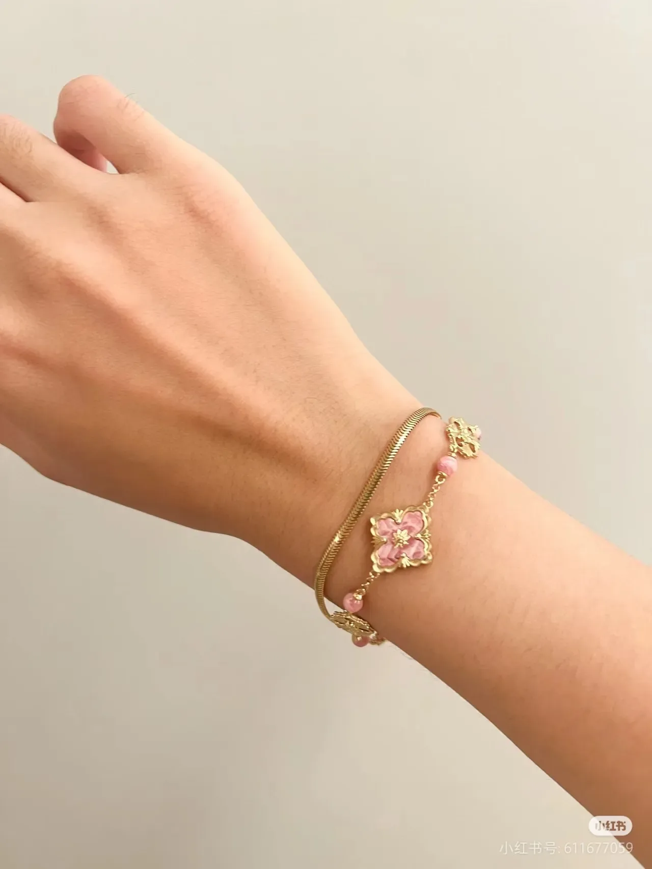 Bracelet chaîne en ton doré avec motif floral à quatre feuilles et émail rose 6
