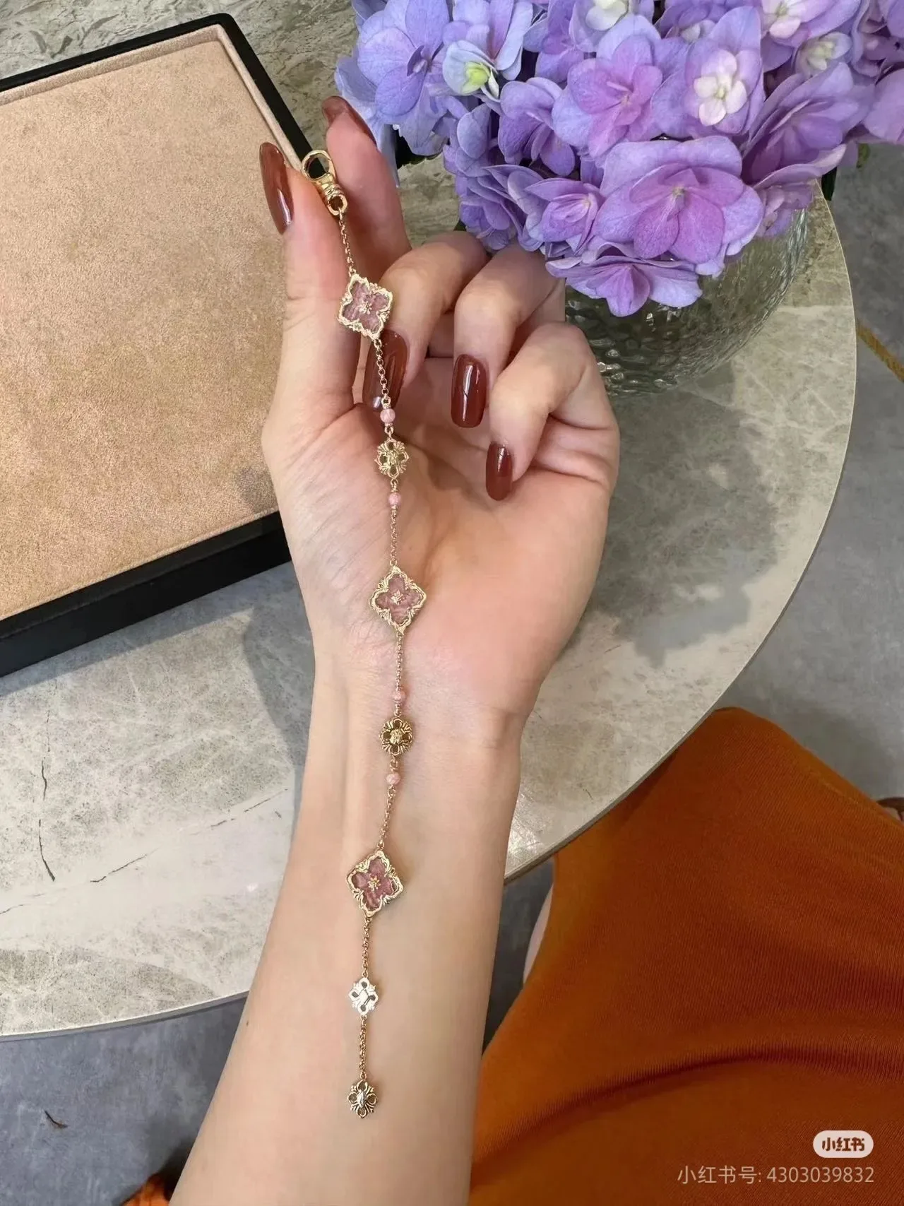 Bracelet chaîne en ton doré avec motif floral à quatre feuilles et émail rose 7
