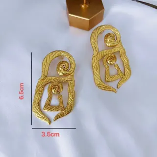 Brincos Escultóricos Orgânicos de Tom Dourado