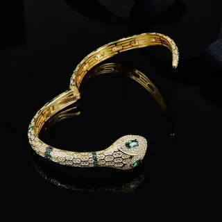 Pulsera de tono dorado con motivo de serpiente Pavé de cristal y esmeralda