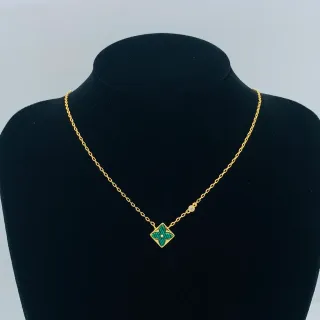 Collar con colgante floral esmaltado en tono dorado y forma cuadrada