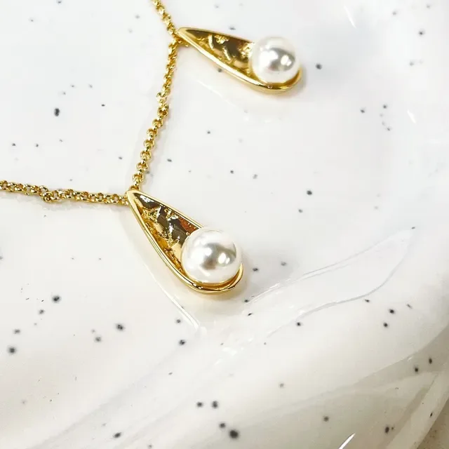 Gold-Tone Teardrop Pearl Drop Necklace 8