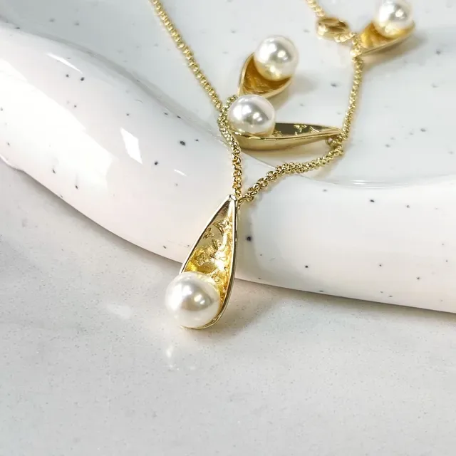 Gold-Tone Teardrop Pearl Drop Necklace 9