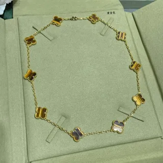 Collier œil de tigre motif trèfle à quatre feuilles ton doré
