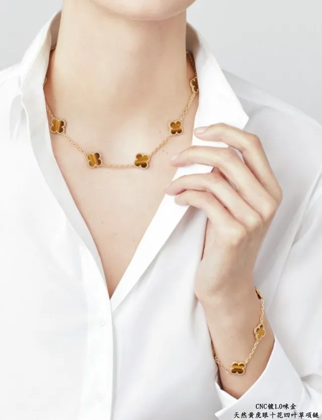 Gold-Tone Tiger's Eye Four-Leaf Clover Motif Necklace 9