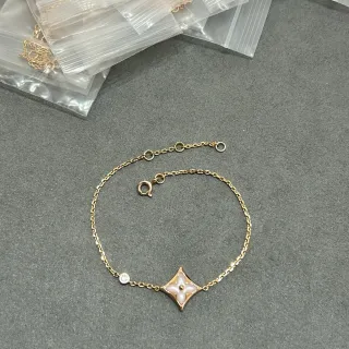 Pulsera con cadena dorada blanca y colgante de madreperla en forma de cuatro hojas